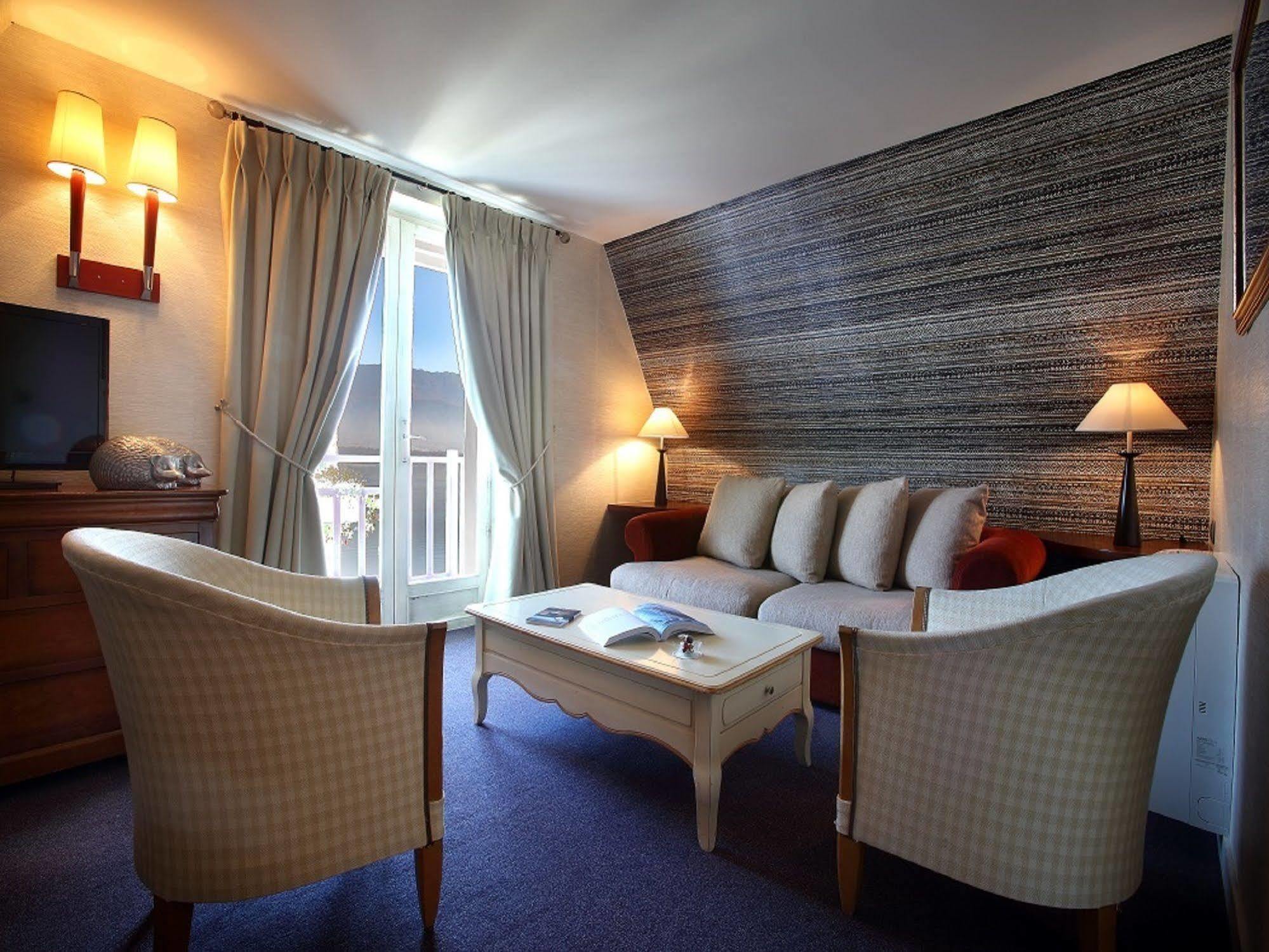 Hotel Ombremont Jean-Pierre Jacob ル・ブルジェ・デュ・ラック エクステリア 写真