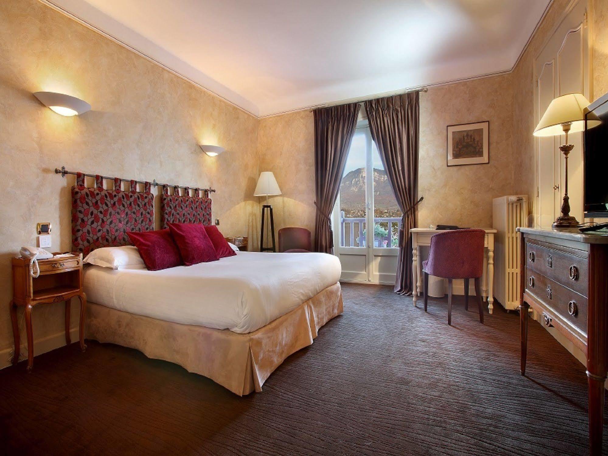 Hotel Ombremont Jean-Pierre Jacob ル・ブルジェ・デュ・ラック エクステリア 写真